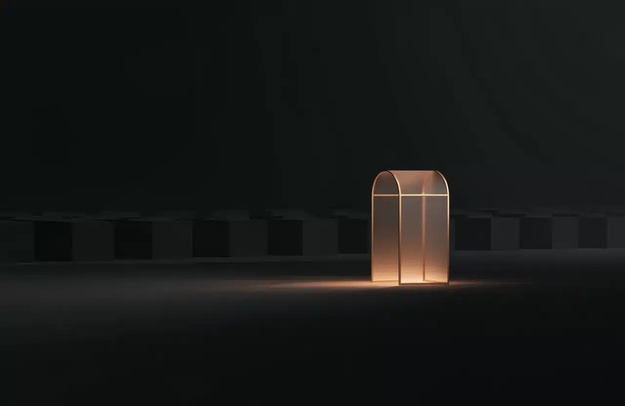 Rendu 3D sombre : pavillon de verre isolé aux arêtes dorées, lumière chaude à l’intérieur, masse de blocs gris au fond.