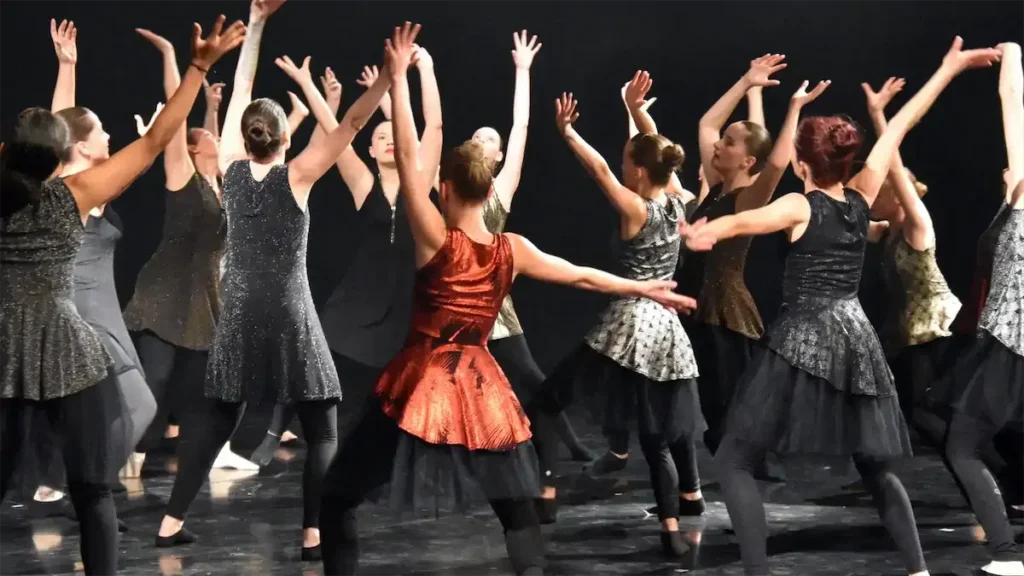 Danseuses de modern jazz sur scène lors du spectacle annuel de l’association MDanse 52.
