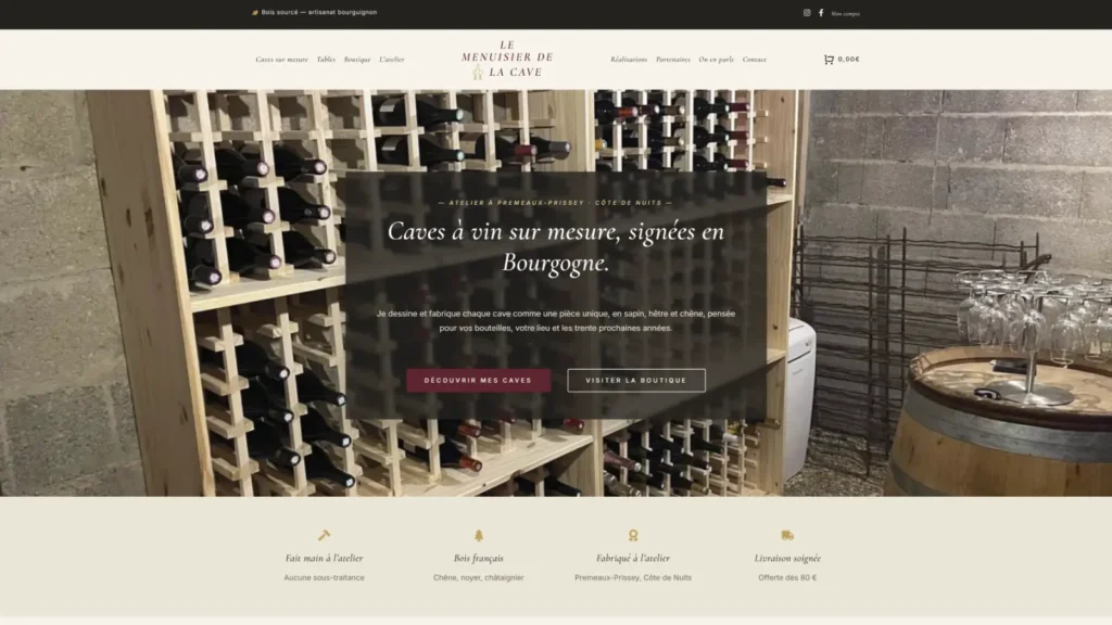 Page d’accueil du site Le Menuisier de la Cave : cave à vin sur mesure en bois clair, menu et boutique en ligne.