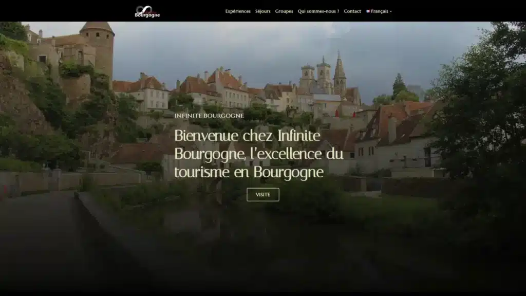 Page d’accueil du site Infinite Bourgogne : village bourguignon en arrière-plan et navigation en quatre langues.