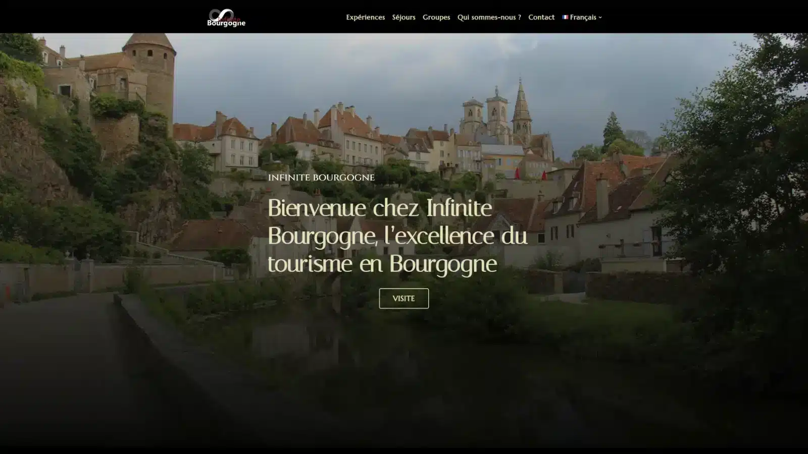 Page d&rsquo;accueil du site Infinite Bourgogne : village bourguignon en arri&egrave;re-plan et navigation en quatre langues.